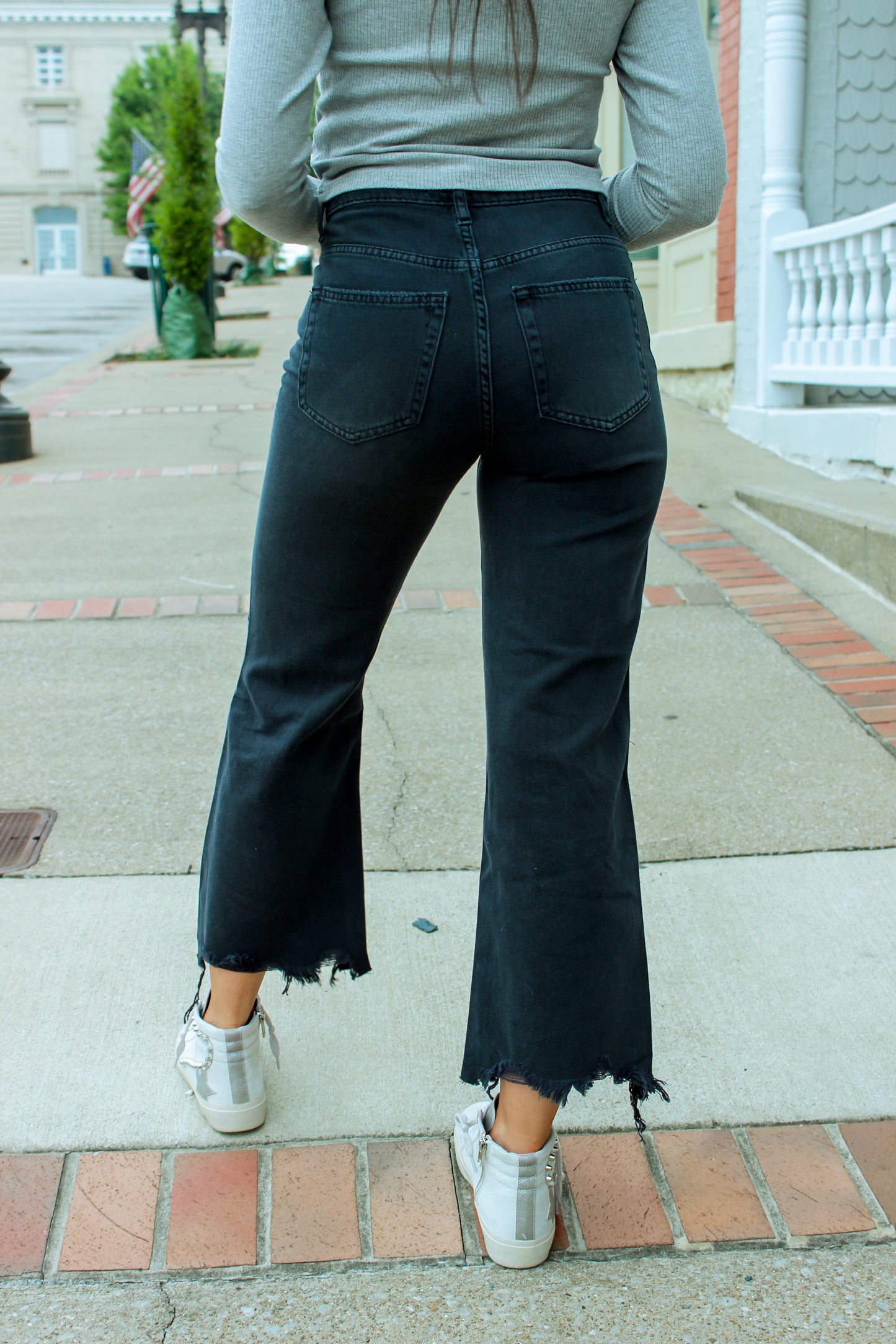 Load image into Gallery viewer, Destroyed Cropped Jeans - Black
