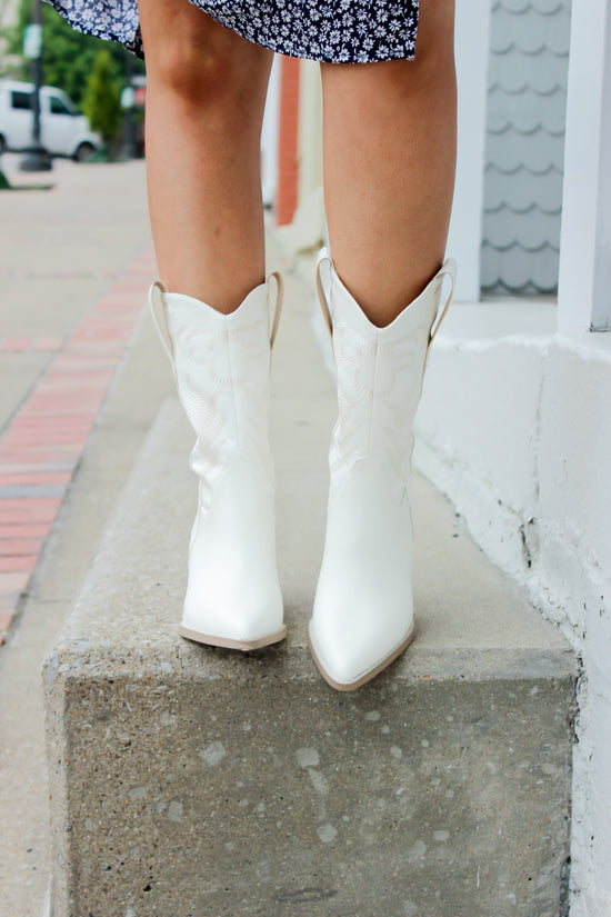 Load image into Gallery viewer, Dolly Western Boots - White

